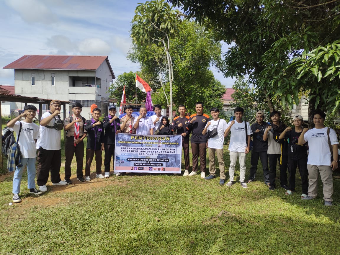 Penyaluran bantuan untuk korban kebakaran di Suhaid oleh PMP Kapuas Hulu