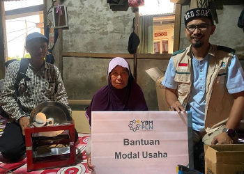 YBM PLN Perlengkapi Modal Usaha Ibu Zainab Penjual Keripik Ubi di Pontianak