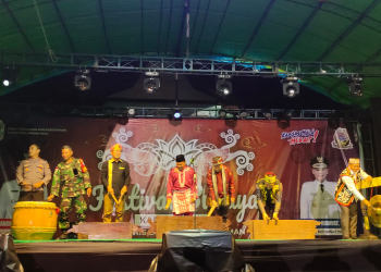 Pembukaan festival budaya Kapuas Hulu ditandai dengan pemukulan Kangkuang
