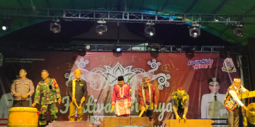 Pembukaan festival budaya Kapuas Hulu ditandai dengan pemukulan Kangkuang