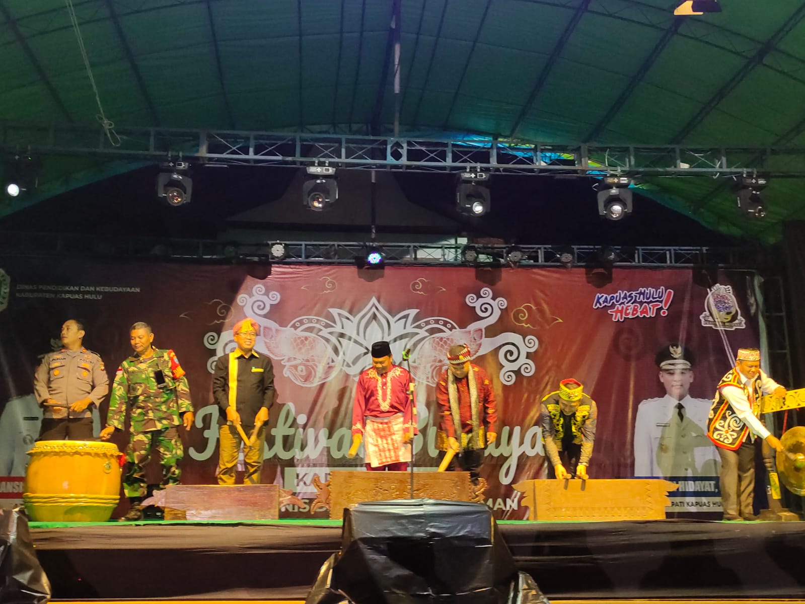 Pembukaan festival budaya Kapuas Hulu ditandai dengan pemukulan Kangkuang