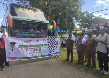 Wakil Bupati Kapuas Hulu Wahyudi Hidayat saat melepas keberangkatan kontingen Popda Kalbar 2023