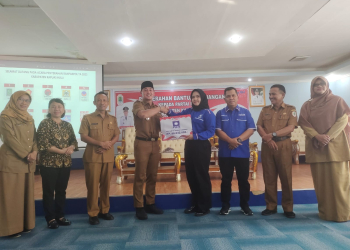 Wakil Bupati Kapuas Hulu Wahyudi Hidayat saat menyerah dana bantuan keuangan kepada Parpol