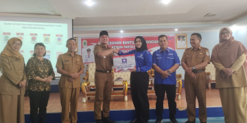 Wakil Bupati Kapuas Hulu Wahyudi Hidayat saat menyerah dana bantuan keuangan kepada Parpol