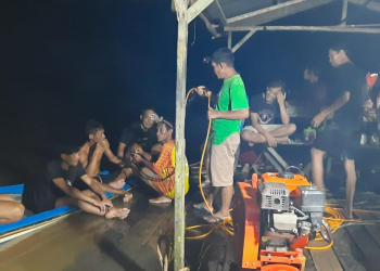 Foto---Warga bersama-sama petugas melakukqn pencarian Mr, 46, korban tenggelam pada Selasa (14/06/2023)---ist