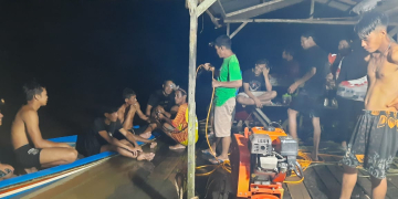 Foto---Warga bersama-sama petugas melakukqn pencarian Mr, 46, korban tenggelam pada Selasa (14/06/2023)---ist