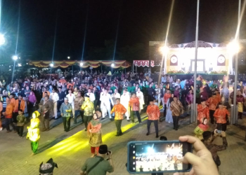 Foto---Bupati Sanggau, Paolus Hadi, Ketua PKK Sanggau, Arita Apolina beserta seluruh undangan dan peserta menari Japin massal pada acara penutupan MTQ XIII di Alun-alun Sabang Merah, Minggu (18/06/2023) malam--Kiram Akbar