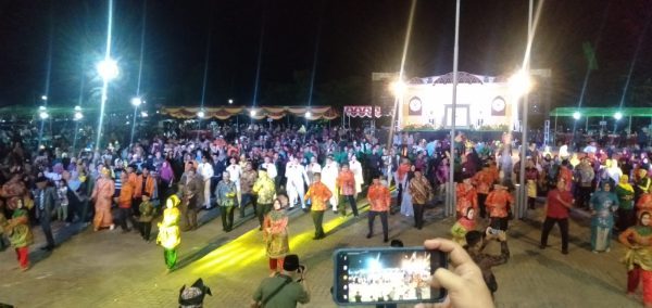 Foto---Bupati Sanggau, Paolus Hadi, Ketua PKK Sanggau, Arita Apolina beserta seluruh undangan dan peserta menari Japin massal pada acara penutupan MTQ XIII di Alun-alun Sabang Merah, Minggu (18/06/2023) malam--Kiram Akbar