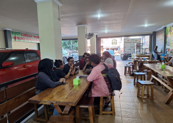 Foto---Samudra Bekudong'k melaksanakan rapat bersama sineas muda Sanggau--ist