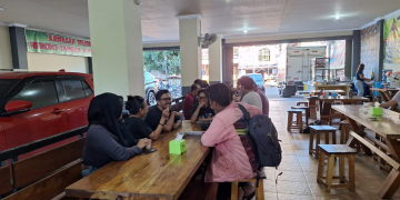 Foto---Samudra Bekudong'k melaksanakan rapat bersama sineas muda Sanggau--ist