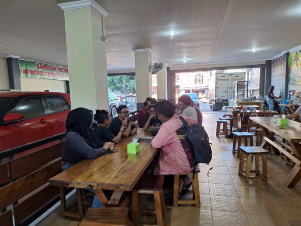 Foto---Samudra Bekudong'k melaksanakan rapat bersama sineas muda Sanggau--ist