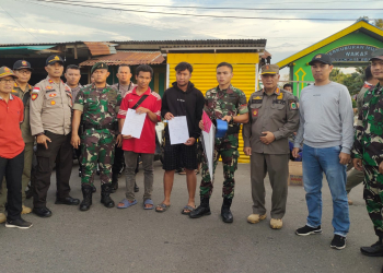 Pemain layangan saat tertangkap basah petugas gabungan ini diberikan surat pernyataan agar tidak mengulangi kembali perbuatanya