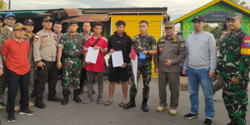 Pemain layangan saat tertangkap basah petugas gabungan ini diberikan surat pernyataan agar tidak mengulangi kembali perbuatanya