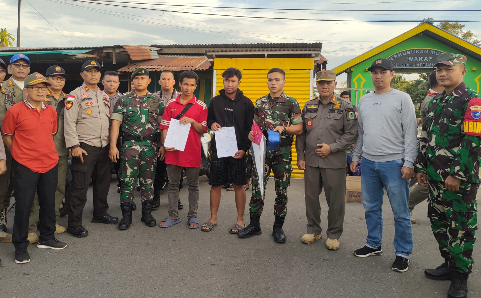 Pemain layangan saat tertangkap basah petugas gabungan ini diberikan surat pernyataan agar tidak mengulangi kembali perbuatanya