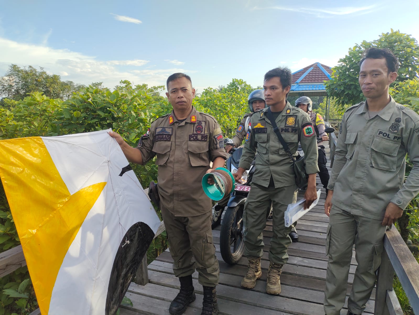 Petugas Pol PP Kapuas Hulu saat membawa layangan hasil razia