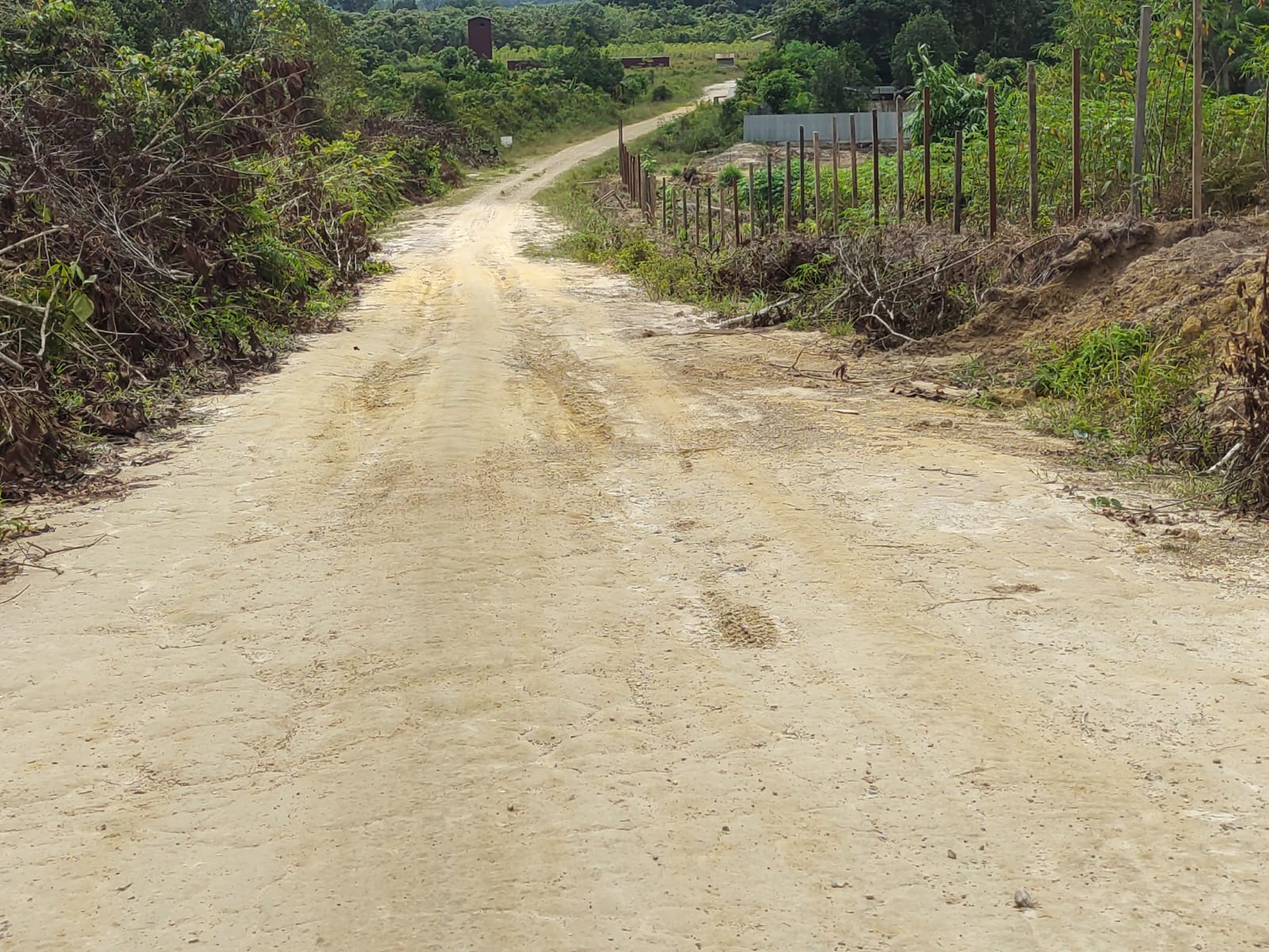 Pekerjaan Jalan Nanga Boyan-Nanga Suruk yang dilakukan pada tahun 2022 ini menghabiskan anggaran Rp848 juta dianggap tidak maksimal pengerjaannya oleh masyarakat setempat