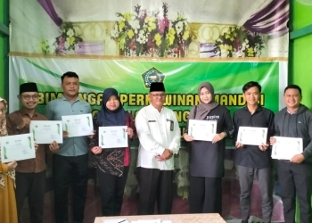 Calon pengantin saat menerima bimbingan perkawinan dari KUA Putussibau Selatan