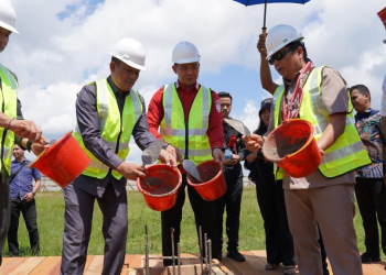Peletakan batu pertama pembangunan bandara Pangsuma Putussibau oleh Lasarus Ketua Komisi V DPR RI