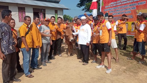 Foto---Ketua DPC Partai Hanura Kabupaten Sanggau, Acam, didampingi seluruh pengurus, menyerahkan hewan kurban berupa satu ekor sapi limosin kepada pengurus masjid Ali Mulyaqin, Kelurahan Tanjung Kapuas, Kecamatan Kapuas, Kamis (29/06/2023)---ist