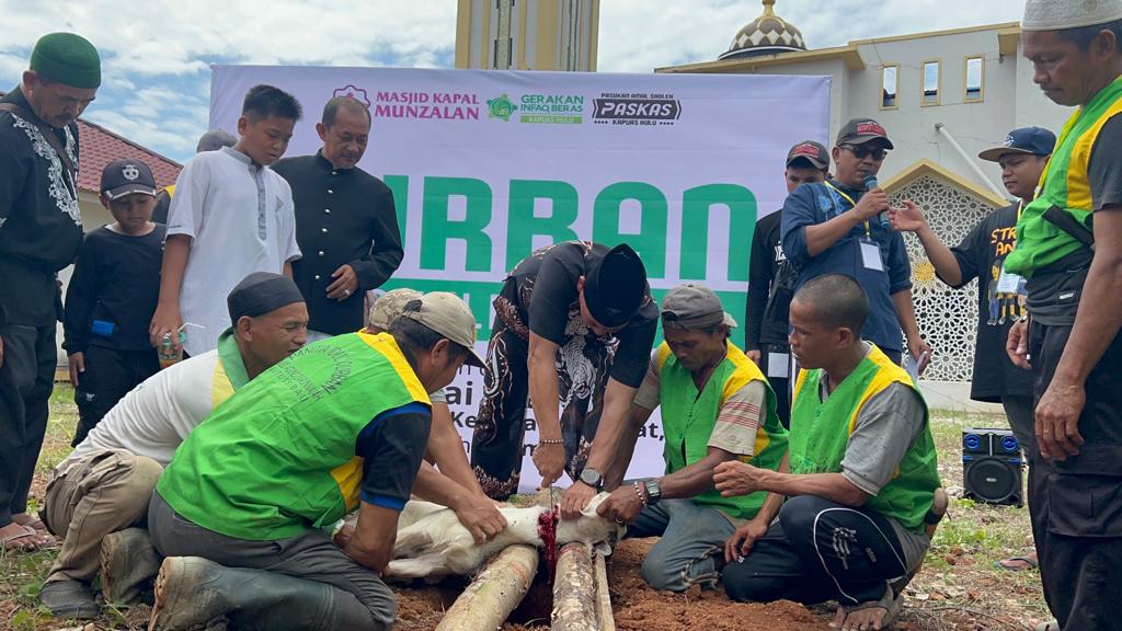 Wakil Bupati Kapuas Hulu Wahyudi Hidayat saat melakukan pemotongan hewan qurban di Masjid Agung Darunnajah Putussibau