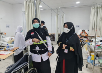 Anggota DPD RI asal Kalbar Erlinawati Nasir saat mengunjungi tim kesehatan Indonesia di Makkah