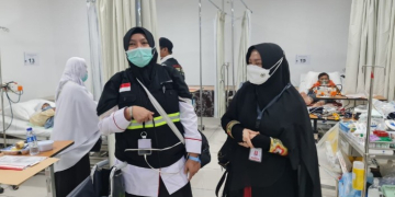Anggota DPD RI asal Kalbar Erlinawati Nasir saat mengunjungi tim kesehatan Indonesia di Makkah