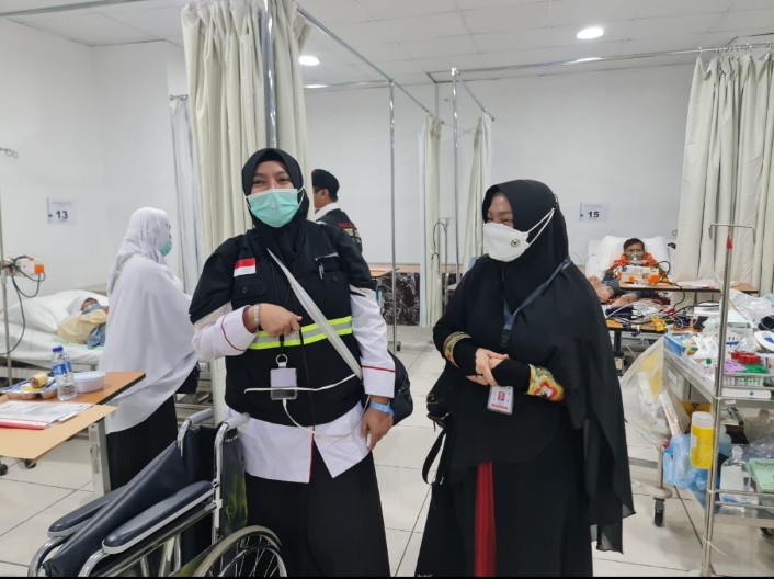 Anggota DPD RI asal Kalbar Erlinawati Nasir saat mengunjungi tim kesehatan Indonesia di Makkah
