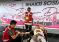Wakil Bupati Kapuas Hulu Wahyudi Hidayat saat melakukan donor darah
