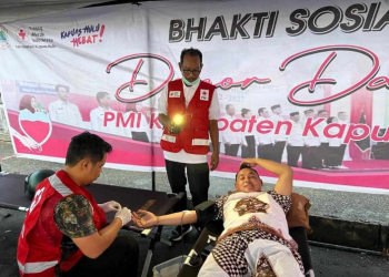 Wakil Bupati Kapuas Hulu Wahyudi Hidayat saat melakukan donor darah