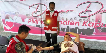 Wakil Bupati Kapuas Hulu Wahyudi Hidayat saat melakukan donor darah