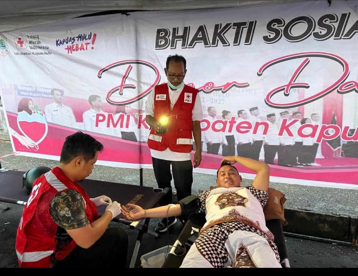 Wakil Bupati Kapuas Hulu Wahyudi Hidayat saat melakukan donor darah