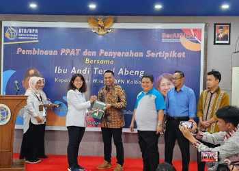 Terima Sertifikat Tanah dari Kakanwil ATR/BPN Kalbar, PLN Berhasil Amankan 132 Aset