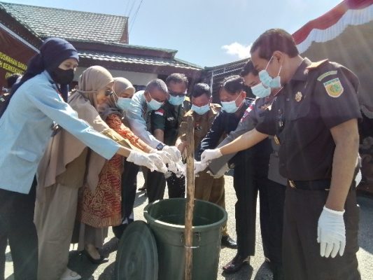 Foto--- Pemusnahan Barang Bukti yang telah inkracht di halaman Kejari Sanggau, Selasa (18/07/2023)---Kiram Akbar