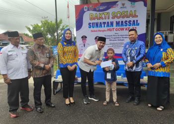 Peserta sunatan massal saat mendapatkan tali asih dari Wakil Bupati Kapuas Hulu Wahyudi Hidayat