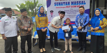 Peserta sunatan massal saat mendapatkan tali asih dari Wakil Bupati Kapuas Hulu Wahyudi Hidayat