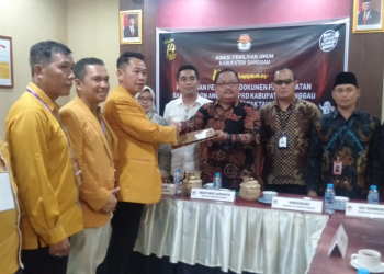 Foto--Ketua DPC Partai Hanura Kabupaten Sanggau, Acam, didampimgi pengurus, menerima berita acara dari KPU usai berkas perbaikan dinyatakan diterima, Jumat (07/07/2023) di kantor KPU Sanggau---Kiram Akbar