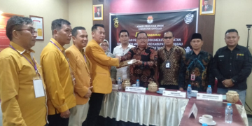 Foto--Ketua DPC Partai Hanura Kabupaten Sanggau, Acam, didampimgi pengurus, menerima berita acara dari KPU usai berkas perbaikan dinyatakan diterima, Jumat (07/07/2023) di kantor KPU Sanggau---Kiram Akbar