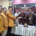 Foto--Ketua DPC Partai Hanura Kabupaten Sanggau, Acam, didampimgi pengurus, menerima berita acara dari KPU usai berkas perbaikan dinyatakan diterima, Jumat (07/07/2023) di kantor KPU Sanggau---Kiram Akbar
