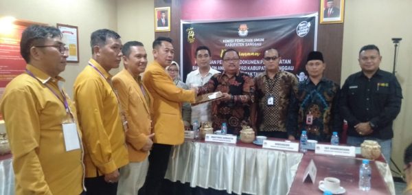 Foto--Ketua DPC Partai Hanura Kabupaten Sanggau, Acam, didampimgi pengurus, menerima berita acara dari KPU usai berkas perbaikan dinyatakan diterima, Jumat (07/07/2023) di kantor KPU Sanggau---Kiram Akbar