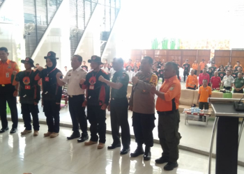 Foto---Foto bersama Bupati Sanggau, Paolus Hadi, Plt. Kepala BPBD Sanggau, Budi Dharmawan, perwakilan Forkompimda, narasumber dari Basarnas dan BPBD Kalbar serta para peserta pelatihan pencegahan dan mitigasi bencana Kabupaten Sanggau 2023, Rabu (12/07/2023) di aula salah satu hotel di Kota Sanggau--Kiram