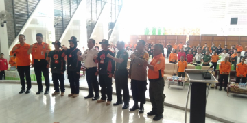 Foto---Foto bersama Bupati Sanggau, Paolus Hadi, Plt. Kepala BPBD Sanggau, Budi Dharmawan, perwakilan Forkompimda, narasumber dari Basarnas dan BPBD Kalbar serta para peserta pelatihan pencegahan dan mitigasi bencana Kabupaten Sanggau 2023, Rabu (12/07/2023) di aula salah satu hotel di Kota Sanggau--Kiram