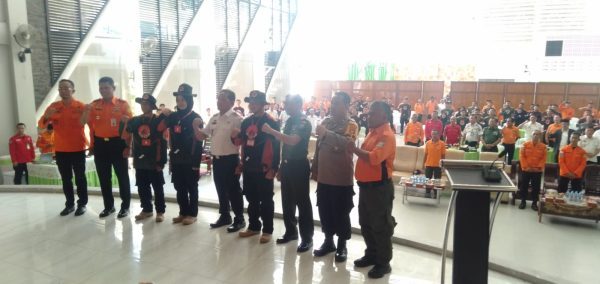 Foto---Foto bersama Bupati Sanggau, Paolus Hadi, Plt. Kepala BPBD Sanggau, Budi Dharmawan, perwakilan Forkompimda, narasumber dari Basarnas dan BPBD Kalbar serta para peserta pelatihan pencegahan dan mitigasi bencana Kabupaten Sanggau 2023, Rabu (12/07/2023) di aula salah satu hotel di Kota Sanggau--Kiram 