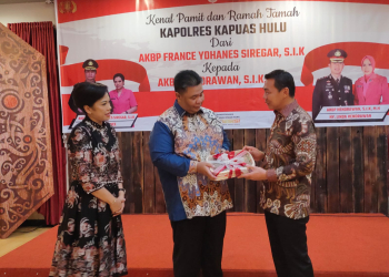 Bupati Kapuas Hulu Fransiskus Diaan saat memberikan cenderamata kepada mantan Kapolres Kapuas Hulu AKBP France Yohanes Siregar
