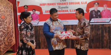 Bupati Kapuas Hulu Fransiskus Diaan saat memberikan cenderamata kepada mantan Kapolres Kapuas Hulu AKBP France Yohanes Siregar