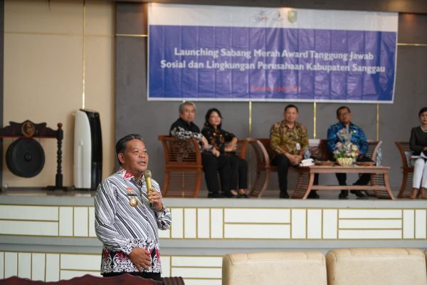 Foto---Bupati Sanggau, Paolus Hadi memberi closing statment pada acara launching Sabang Merah Award CSR perusahaan Kabupaten Sanggau, Kamis (13/07/2023)---Kiram Akbar