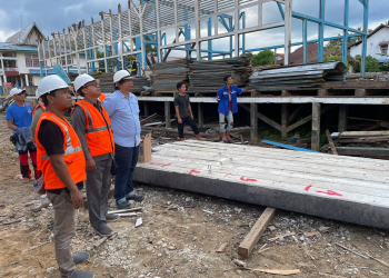 Penancapan tiang pertama pembangunan SDN 01 Putussibau