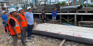 Penancapan tiang pertama pembangunan SDN 01 Putussibau