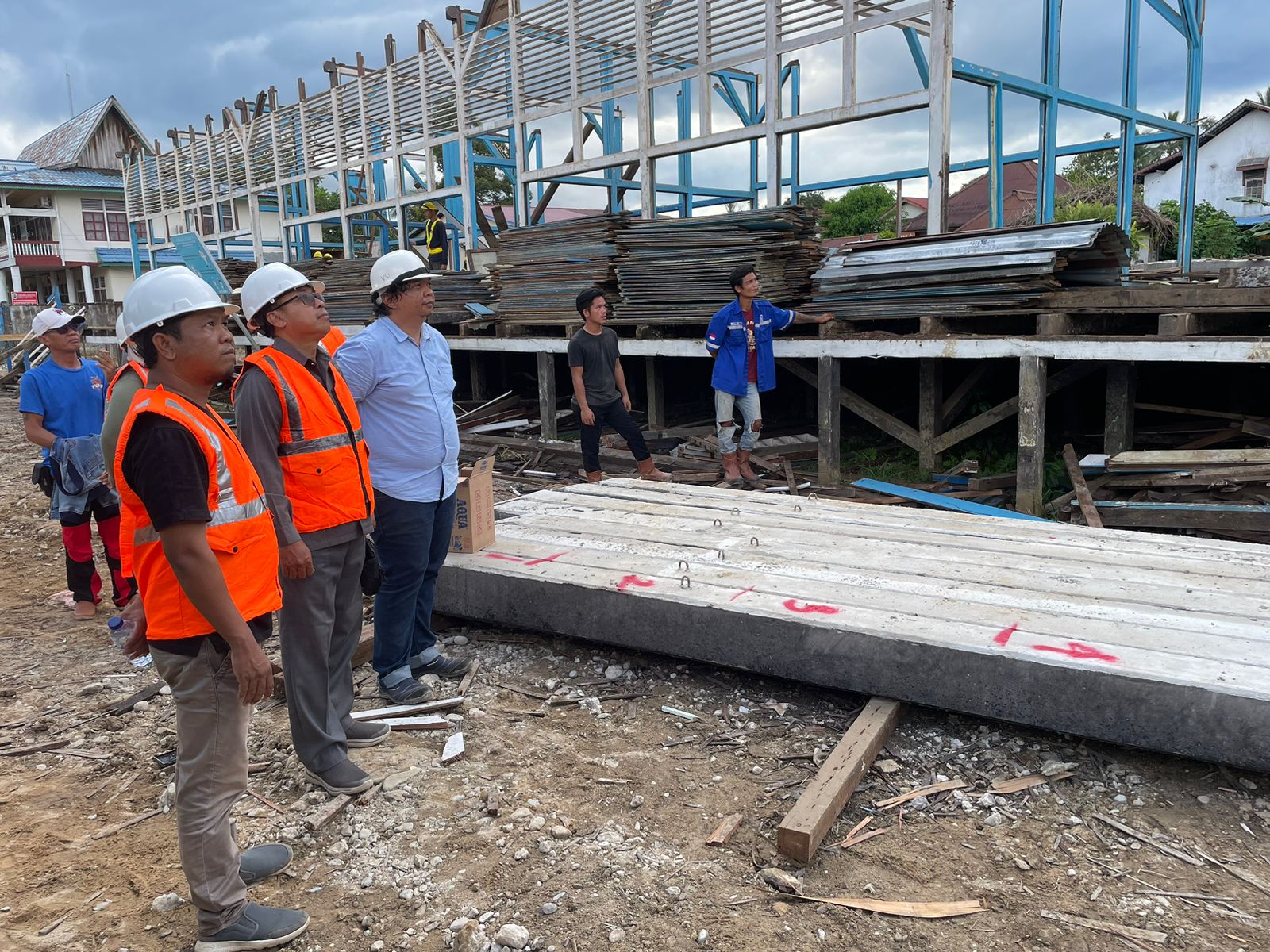 Penancapan tiang pertama pembangunan SDN 01 Putussibau