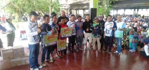 Foto---Bupati Paolus Hadi bersama Ketua HBA Agus Supriyanto berfoto bersama para pemenang lomba Ngael Bareng Adhyaksa ke-63, Sabtu (15/07/2023)--- Kiram Akbar