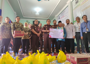 Pemberian bantuan kepada lembaga yatim piatu Baitul Maqdis dari Kajari Kapuas Hulu Safi
